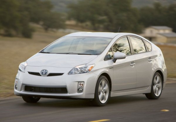 Третото поколение Prius е автомобил, който е по-изискан от своите предшественици и в същото време изглежда по-актуален и съвременен, също в купето. Хибридното задвижване на Toyota е проектирано с мисъл за издръжливостта от самото начало. Ефект? Стотици хиляди километри без сериозни проблеми.