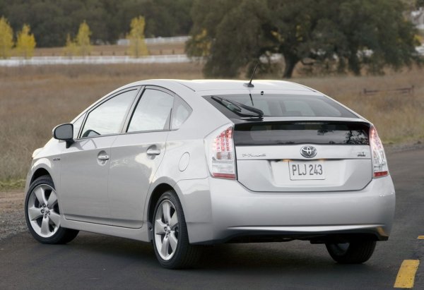 В ежедневната употреба Prius впечатлява с ниския си разход на гориво - често под 5 л/100 км в града, както и със своята надеждност. Това се потвърждава от случаите на автомобили, които масово работят като таксита в много европейски градове. В техния случай допълнителна икономия на гориво се осигурява от системата за пропан-бутан, която работи много добре с двигателя 1.8 и хибридното задвижване.