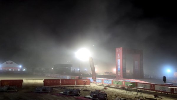 Денем може и да е топло, но почти всяка вечер след залез идва пясъчна буря, и температурите падат до 3-4 градуса по Целзий