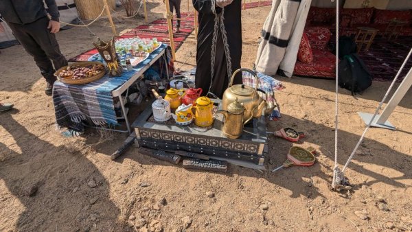 Чаят е неотменна част от тукашния живот - пие се денонощно. Най-често е подправен с кардамом и с добавено мляко