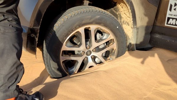 Британският ни колега успя да закопае нашия Defender буквално три секунди, след като ни бе обяснил как карането по пясък е най-любимото му нещо