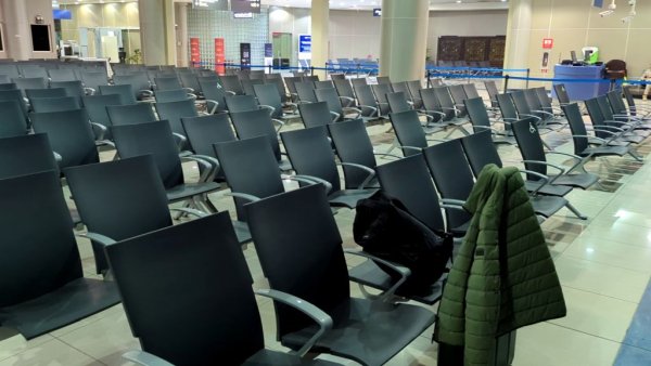 Летището в Биша - модерно и напълно празно