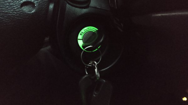 Един прост стикер около ключалката, който не изисква връзка с електрическата мрежа. Той събира дневната светлина и я "отдава" в тъмното. Такава дреболия ще улесни намирането на ключалката в тъмния интериор на автомобила.