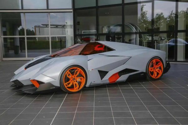 Проектиран като уникална концепция, за да отбележи 50-годишнината на Lamborghini, Egoista не може да се сравни с нищо друго. Прилича повече на изтребител, отколкото на автомобил, с едноместна пилотска кабина и забележима ъгловата каросерия. Направен в един екземпляр, автомобилът е заключен в частния музей на Lamborghini.
