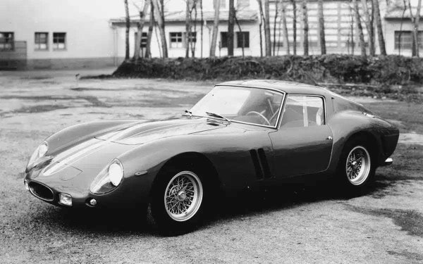 Вероятно най-прочутият колекционерски автомобил в света. Само 36 бройки 250 GTO са произведени между 1962 и 1964 г. Със състезателното си потекло и зашеметяващ дизайн, това е свещеният граал за феновете на Ferrari. През 2018 г. един екземпляр беше продаден за 48,4 милиона долара на търг, което го прави един от най-ценните автомобили за всички времена.
