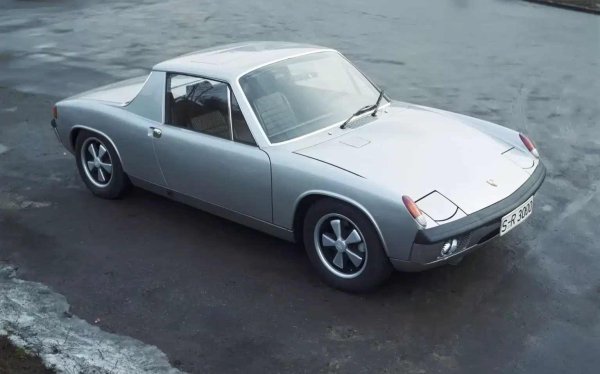 Само две бройки от този модел са произведени в края на 60-те години на миналия век. Едната е подарена на Фердинанд Порше за 60-ия му рожден ден, а другият е тестово муле за разработка. С осемцилиндров средно разположен двигател, вмъкнат в миниатюрна каросерия, това е едно от най-странните и редки Porsche-та в историята.
