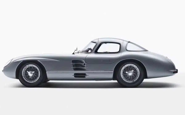 Считан за един от най-ценните автомобили в света, през 1955 г. са направени единствените два Uhlenhaut Coup&eacute;. С максимална скорост от 290 км/ч, това е една от най-ценните шосейни коли на своята епоха. През 2022 г. едната бройка е продаден от колекционер за 143 милиона долара, затвърждавайки статута му на легенда.
