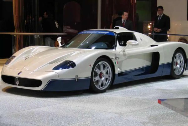 Само 12 бройки от този впечатляващ модела MC12 Versione Corse са произведени през 2006 г. като автомобили само за пистата. С мощност от около 744 конски сили и изключителна аеродинамика, това е един от най-редките Maserati, произвеждани някога.
