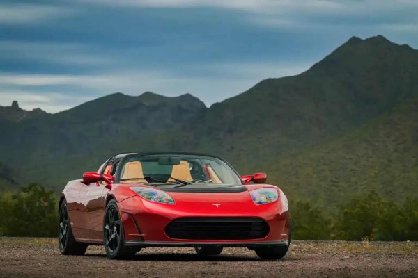 Въпреки че моделите на Tesla вече са навсякъде, оригиналният Roadster е изненадващо рядък. Само около 2450 са произведени между 2008 и 2012 г. и те полагат основите за революцията в света на електромобилите. Рядкостта на Tesla Roadster, историческото му значение и нарастващото търсене от колекционерите му намират заслужено място в този списък.
