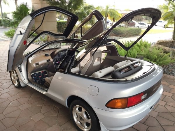 На пръв поглед може да изглежда, че в тази кола няма нищо свръхестествено. Но щом вратите се отворят, осъзнавате, че това е почти Lamborghini. Toyota Sera бе позициониран като бюджетен спортен автомобил, базиран на Toyota Paseo, който има готини врати, а също така прозрачен покрив и врата на багажника.