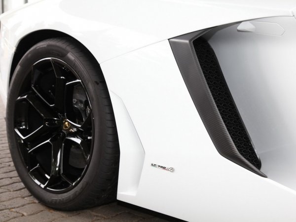 Aventador by Capisto