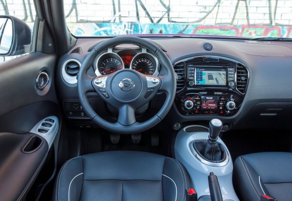 Много скоро в кабината се появяват скърцания. Тапицерията на шофьорската седалка и селектора на скоростите не са издръжливи. Когато проверявате каросерията на Nissan Juke, трябва да проверите заваръчните шевове на задните колони - там понякога се появява корозия