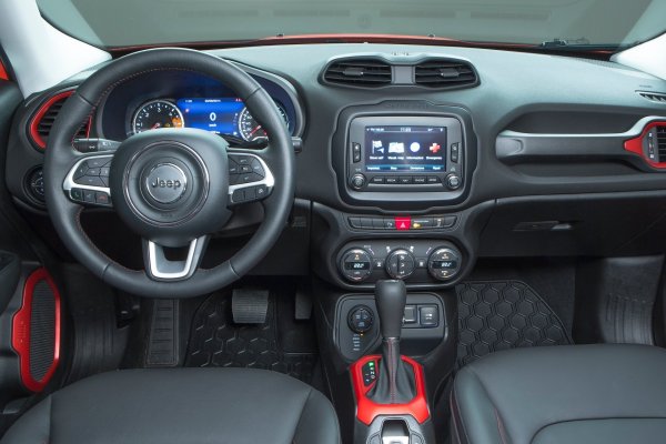 При огледа на салона на Renegade проверете работоспособността на мултимедийната система, при която често се появяват проблеми. Същото, но в далеч по-малка степен, се отнася и за другите електрически система на кросоувъра.