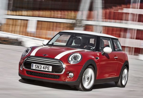 Mini съчетава стил с управлението на картинг от години, а при по-новите поколения се разбира много добре и с автоматичната – говорим за модел, произведен от 2014 до 2024. От версията One със 102 к.с. нагоре се предлагат различни видове трансмисии - с шест, седем или осем предавки. В равни конфигурации (6 и 8 предавки) има класически преобразуватели на въртящия момент на японския Aisin, докато седемстепенната трансмисия идва от Getrag и е с двоен съединител.