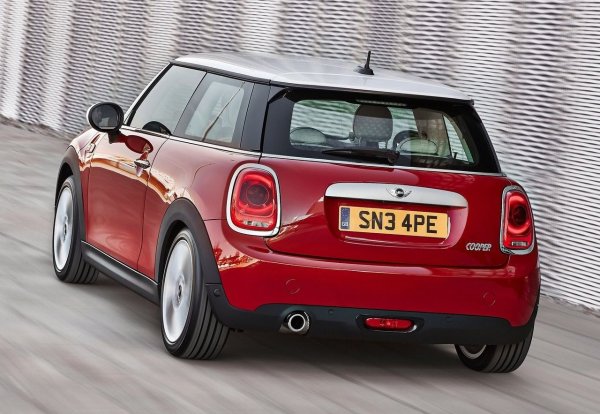 На практика трансмисията с двоен съединител е най-съвременна - тя бързо сменя предавките, а във версии с навигация използва данни за релефа на маршрута за по-добър избор на предавките. Впечатлението е изненадващо изчистено за клас малки автомобили, без забележими трепети или дълго „замисляне'' преди понижаване на предавките. 