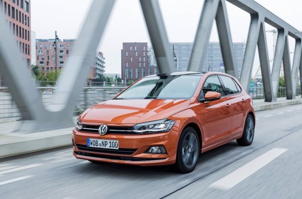 В Polo от настоящото поколение ролята на автоматичната скоростна кутия се изпълнява от различни разновидности на DSG трансмисията. За най-мощните, 2,0-итрови GTI се предлагат трансмисии с маслена баня - DQ250 с шест степени и по-нова, седемстепенна DQ381. Това са решения, известни от по-високите сегменти, които се справят добре с по-висок въртящ момент и се считат за сравнително издръжливи.