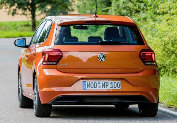 Ситуацията е различна при по-слабите версии на 1.0 TSI, 1.5 TSI и 1.6 TDI, където се използва скоростна кутия DQ200 със "сухи" съединители. Тази трансмисия вече беше инсталирана в предишното поколение Polo и през годините получи смесени отзиви. След около 50 000 км пробег някои екземпляри губят първоначалния си комфорт, рязко се засилват при стартиране и се появяват резки, не много плавни превключвания. Мехатрониката с легнал съд под налягане е особено слаба точка, въпреки че конструкцията беше подобрена с времето.