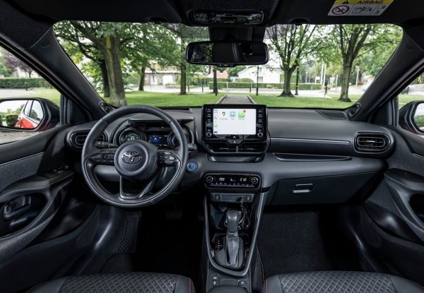 Хибридният Yaris е много икономичен - благодарение на сътрудничеството между двигателя с вътрешното горене и електрическото, той не консумира много бензин, въпреки че работи само от време на време на електричество. Малкият 36-литров резервоар за гориво е достатъчен за реален пробеги от около 800 км, което показва колко ефективно работи цялото задвижване. Затова не е чудно, че тази кола е търсена на вторичния пазар и далеч не може да бъде наречена "изгодна сделка". Въпреки това, ако някой иска абсолютно безпроблемна работа с автоматичната кутия в малък автомобил, Yaris Hybrid е едно от най-надеждните предложения.