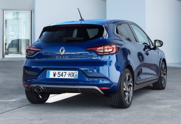 За спокойно градско шофиране Renault Clio е подходящ като малко други автомобили &ndash; също така е доста просторен, отличава се с интуитивно управление и висок комфорт. Автоматичната трансмисия, независимо от дизайна, увеличава последното, макар че никоя не е толкова "бърза", колкото например DSG в Polo. 