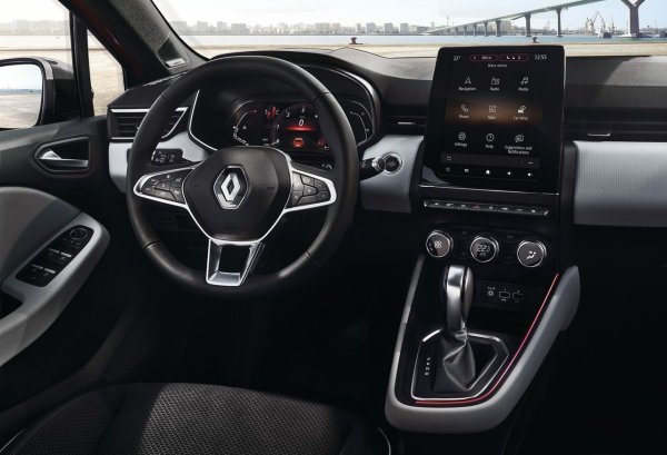 Какво да търсите при покупка на употребяван Clio с "автоматика"? Първо, дали предишният собственик е погрижил за смяната на маслото в скоростната кутия &ndash; това е сервизна дейност, която е от решаващо значение за правилната работа на трансмисията. Ако маслото не е сменяно на всеки 120 000 км най-много (и за предпочитане на всеки 60 000-80 000 км), това със сигурност ще повлияе на бъдещата работа на трансмисията &ndash; обикновено проблемите започват с тресене. При класическа автоматична кутия се препоръчва смяна на масло на всеки 100 000 км.