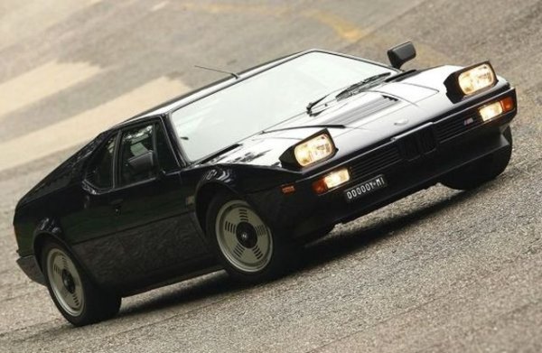 И до момента това си остава единствената класическа суперкола, произведена от баварците. По оригинален замисъл тя трябвало да се прави от Lamborghini за BMW, но заради катастрофалното финансово състояние на италианците планът пропаднал. Шестцилиндровият редови мотор от първото M5 тук развива 277 конски сили - предостатъчно при общо тегло 1300 килограма.

5.6 секунди 0-100 км/ч
262 км/ч максимална скорост
