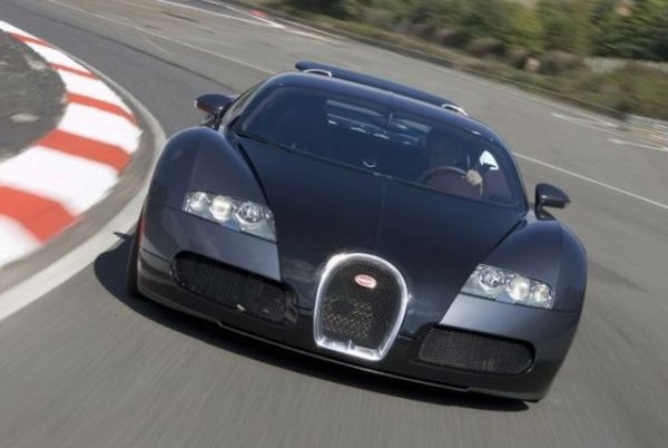 Плод на фикс идеята на Фердинанд Пиех, тогавашния шеф на гиганта Volkswagen, да съдаде най-бързия и съвършен автомобил в историята. В началото инженерите просто поклатили глава - изискванията на Пиех изглеждали в противоречие със законите на физиката. Но след години работа и няколко милиарда евро инвестиции се появи Veyron - с W16 двигател, с 64 клапана, 4 турбини, 10 радиатора и 1001 конски сили максимална мощност.

2.5  секунди 0-100 км/ч
407 м/ч максимална скорост
