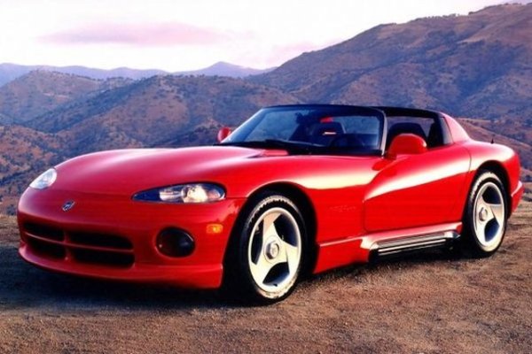 Американските суперколи не се отличават с особена инженерна сложност и не ги бива много да вземат завоите. Но често компенсират това с пълна и неизлечима лудост, когато става дума за работни обеми. Версията на Viper от 1992 г. и досега изпъква със своя 8-литров V10 мотор, взет от пикап и после даден на Lamborghini за доработка, за да се изцедят от него внушителните за онази епоха 400 коня. Съчетано с примитивното окачване, това прави Вайпър една от най-трудните за каране коли в историята.

4.7 секунди 0-100 км/ч
266 км/ч максимална скорост