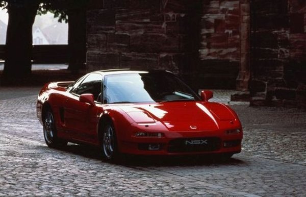 И децата ще ви кажат, че в разработката на този автомобил е участвал самият Айртон Сена. По-същественото е, че NSX, появил се за пръв път през 1990 г., е може би най-характерният символ на японското инженерство - с маниакално внимание към детайлите и пренебрежение към всичко, което не служи на основната цел. Включително и към дизайна. Основната цел, разбира се, е бързината - осигурена от трилитров V6 с 270 коня, в съчетание с олекотено до едва 1230 килограма шаси.

5.9 секунди 0-100 км/ч
270 км/ч максимална скорост
