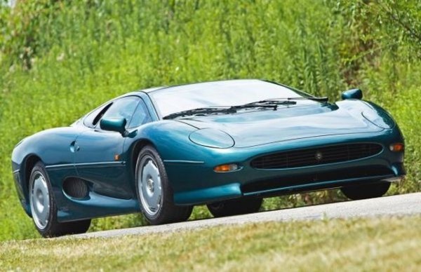 Най-бързият Jaguar и до ден днешен е също така и свързаният с най-много разочарования. Като се започне от двигателя, който по оригиналния замисъл трябваше да е атмосферен V12 със задвижване на четирите колела, но в крайна сметка бе заменен от V6 битурбо със задно предаване, и се свърши с рекорда за скорост, който издържа по-малко от две години в началото на 90-те, преди да бъде отвян от друга кола в тази класация.

3.8 секунди 0-100 км/ч
341.7 км/ч максимална скорост
