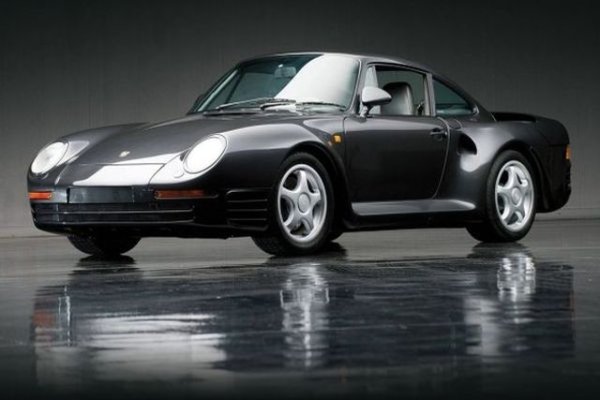 80-те години бяха златна ера за суперколите, доминирана най-вече от "философския" спор между Ferrari F40 и Porsche 959. На грубата сила и максимално олекотената конструкция на италианците германската компания противопостави напредничави технологии: 6-цилиндров боксерен мотор с два турбокомпресора, вторият от които се включваше само при нужда, активно окачване и интелигентно задвижване на четирите колела. Бяха произведени само 292 бройки, така че днес 959 е кола само за милионери.

3.7 секунди 0-100 км/ч
314 км/ч максимална скорост
