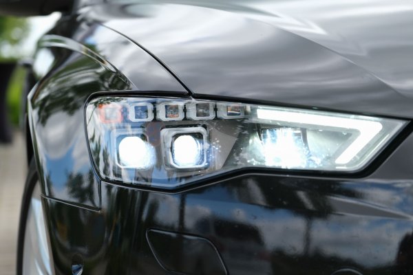 Съвместно с производителя на осветителни тела Osram  Continental разработи нова генерация матрични фарове с непозната досега резолюция - общо 4096 пиксела на фар. Те могат с идеална точност да затъмняват другите автомобили на пътя, така че нито за миг да не заслепяват. Обхватът им е до 600 метра. И това е само началото - съвсем скоро резолюцията на фаровете може да стане толкова висока, че през тях да можете да прожектирате филми. 
