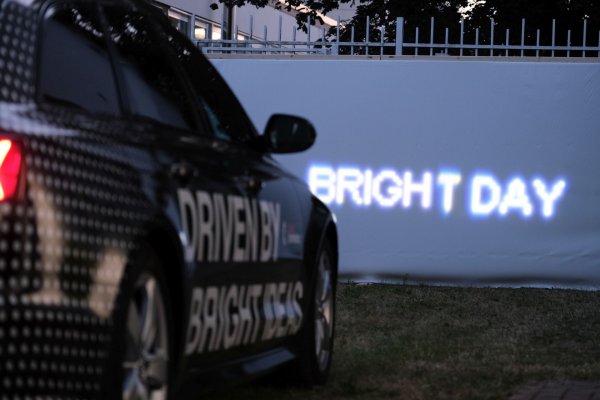 Освен това можете да проектирате отпред образ на собствената си кола в реални размери, така че да прецените дали ще мине през някое тясно място, или дали пространството на паркинга ще ви стигне. 
