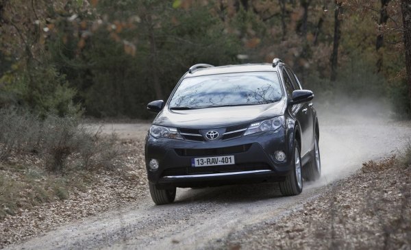 Версиите с задвижване на всички колела на RAV4 често страдат от зацапване и течове на масло от задния редуктор и уплътненията на съединителя. След 200 000 км е възможна появата шум и на луфт, като това е резултат от шофиране при ниско ниво на масло. 

Решението е просто: навременна смяна на маслените уплътнения и маслото (веднъж на всеки 50 000-60 000 км), а при сериозно износване &ndash; основен ремонт или подмяна на скоростната кутия.
