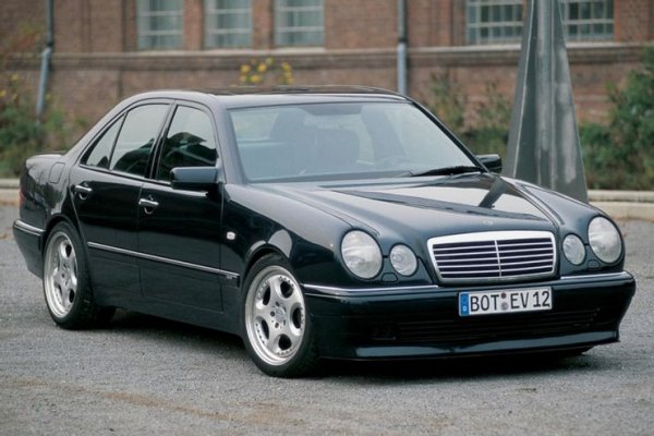 Навикът на фирмата да доработи Mercedes Benz E-class и да го дооборудва с V12 мотор започва с поколението W124. W210 се предлагал серийно с V8 мотор, който според Brabus нямал нужната мощност.