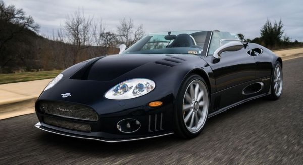 Холандците от Spyker изглеждат физически неспособни да направят зле изглеждаща кола, и откритата версия на C8 е най-доброто доказателство. Безрамковото стъкло се връзва чудесно с плоската задна "палуба".
