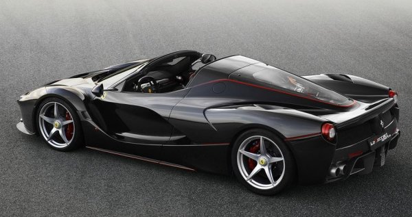 Най-мощната "цивилна" кола с V12 в историята на италианците без съмнение губи по някоя десета от секундата на пистата, ако й махнете покрива. Но немалко клиенти биха заменили без колебание въпросната десета за възможността да чуват двигателя без заглушаване. 
