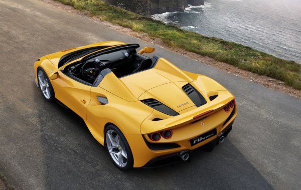 Ако искате суперкола, но нямате ресурс за LaFerrari, италианците ще ви предложат F8 Spider - съвсем мъничко по-бавен от купето F8, но пък то е чудовищно бързо, така че не се налага прекалена саможертва. 
