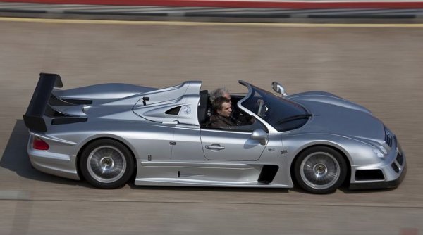 В Mercedes произведоха едва шест бройки от CLK GTR Roadster, който по някакъв начин успява да изглежда още по-готин и от версията с твърд покрив. Отварящите се нагоре врати вероятно помагат за това. 
