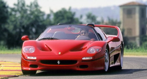 Класическите Ferrari фенове смятат F50 за разочарование - най-вече защото то не е толкова бързо като легендарния си предшественик F40. Но пък за сметка на това предлага сглобяем покрив и фантастичен звук от истински, расов V12. 
