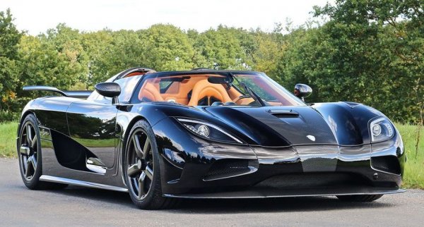 Всяка версия на Agera е на практика кабрио, или по-точно "тарга" - можете да демонтирате покрива, когато решите, и да го приберете в специално предвидена за целта ниша отпред. 
