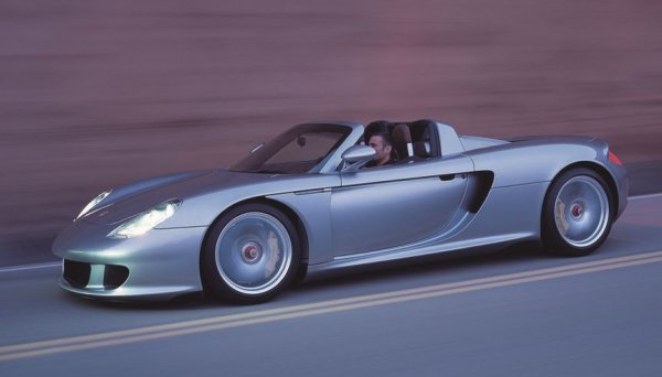 Подобен е случаят и с Carrera GT - всички версии са с покрив тип тарга, така че е достатъчно да отстраните няколко панела, за да чувате целия диапазон на пищящия V10. 
