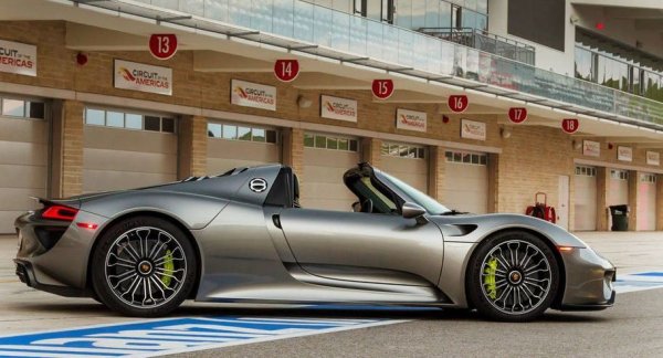 Хиперколата на Porsche също е с тарга покрив. А също и с удивителната компонията от 4.6-литров V8 и два електромотора, осигуряващи комбинирана мощност от 887 конски сили. 
