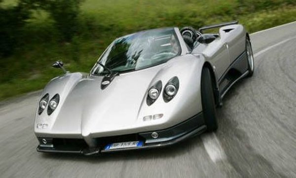 Естествено, един списък със суперколи не може да е пълен без Pagani. A Zonda Roadster е съвършената кола, ако искате да чувате рева на V12 от AMG право в ушите си. 
