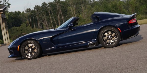 За жалост Dodge така и не построи версия с подвижен покрив за своя чудовищен Viper. Но базираната в Мичиган тунинг компания Prefix го прави вместо тях. Можете да изпратите своя Viper и ще го получите обратно с тарга покрив, или дори с напълно автоматизиран сгъваем покрив от текстил. 
