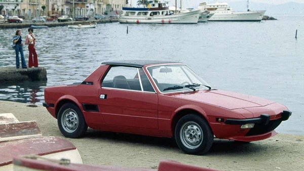 Седем години след пускането на 911 Targa, Fiat се завръща към този  формат. И този път моделът се оказва не само масово произвеждан, но и емблематичен: дизайн на Bertone, каросерия тарга и дори средно разположен двигател, който заедно със скоростната кутия от Fiat 128 са монтирани напречно зад седалките.

Колата се оказва пъргава, с отлично разпределение на теглото, добър баланс и изобретателна техническа част, като дискови спирачки на всички колела, което не е типично за началото на 70-те години на миналия век.
