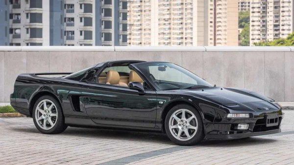 Емблематичният спортен автомобил, за чието усъвършенстване помага Аертон Сена, остава на поточната линия от началото на 90-те до 2005 г. Той има и версия с каросерия тарга. Тя се появява през 1995 г. и в крайна сметка заменя напълно купето в Северна Америка (въпреки че в Япония и Европа то също се предлага до края).

Премахването на покрива изисква допълнително укрепване на конструкцията, което води до увеличаване на теглото с около 45 килограма: таргата получава по-масивни прагове, нови напречни греди и подсилени колони на каросерията.
