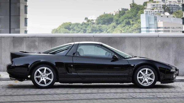 Дори и без такава впечатляваща опция обаче, колата се оказа уникална. Това е първият сериен спортен автомобил с алуминиев монокок, благодарение на който купето тежи 1370 килограма - по-малко от Ferrari 348, друг емблематичен спортен автомобил от онази епоха. Двигателят е V6 с мощност 270 (по-късно 290 к.с.), а ускорението до 100 км/ч отнема 4,5 сек.

Алуминиеви двойни носачи "в кръг, дискови спирачки. Скоростна кутия - пет-, а по-късно шестстепенна механична или 4-степенна автоматична. Последната обаче разваля всичко. При версиите с нея мощността на двигателя е намалена до 265 к.с. (по-голямата част от които заседнали някъде в преобразувателя на въртящия момент), а ускорението до 100 км изисква 6,7 сек.
