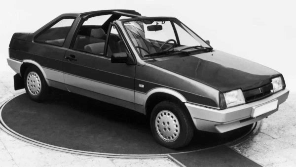 Инженерите на Porsche Engineering, които помагат на местния автомобилен гигант с фината настройка на семейството автомобили с предно предаване, нямат нищо общо със създаването на съветската тарга на базата на ВАЗ-2108. Това е аматьорска дейност от страна на Центъра за стил на завода.

В края на перестройката те решават да превърнат "осмица" в тарга. Разрязват покрива, монтират надлъжна монолитна напречна греда, за да увеличат твърдостта на конструкцията, а също така и двукомпонентни странични прозорци. Задната седалка трябва да бъде скъсена и колата преминава от условно петместна към строго "2+2".
