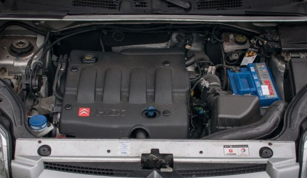 В края на 90-те Peugeot замени легендарните XU двигатели с нова генерация агрегати, означавани с ЕW за бензиновите и DW за дизеловите. Конкретно DW10 бе първият дизел на компанията с Common Rail, първоначално с по два клапана на цилиндър и мощност 90 конски сили, а по-късно с добяването на междинен охладител конете се покачиха до 109. 
През 2003 година се появи обновена версия, вече с 16 клапана. И двата варианта ползваха ангренажен ремък, който трябва да се подменя на всеки 120 000 км (впрочем по-лесно се сменя ремък, който е предвиден за смяна, отколкото ангренажна верига, която уж е трябвало да е вечна, но всъщност не е).  
Ранните 8-клапанни мотори са просто устроени и забележително надеждни. Цилиндровите глави са чугунени. Проблеми може да създаде най-вече горивната система от Siemens, но тя е рядкост - повечето такива агрегати са с компоненти от Bosch. 