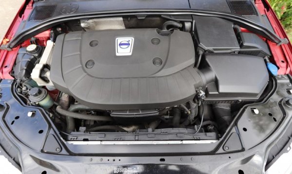 През годините Volvo е използвала двигатели от Renault, Volkswagen и Audi, както и ползващия се с недотам добра репутация дизел, разработен съвместно от PSA и Ford. Но най-добрият дизелов агрегат в историята на компанията си е разработен от самите шведи - това е легендарният вече петцилиндров D5. Появил се за пръв път през 2000 година, този мотор остана на въоръжение чак до 2015 и мина през три различни поколения (D5204T, D5204T7 / D5244T, D5244T23). Първоначалният му работен обем бе 2.4 литра, след това под натиска на екологичните стандарти намаля до 2.0 литра. Мощността му се простира от 136 до 230 конски сили. 
